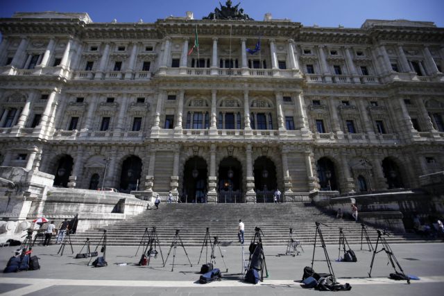 Ο Μπερλουσκόνι έπρεπε να είχε αθωωθεί εξαρχής λένε οι συνήγοροί του